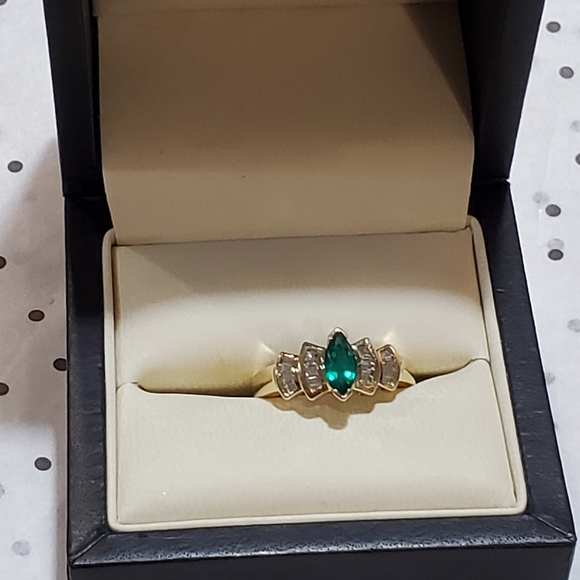 Emerald Ring - Picture 3 of 5